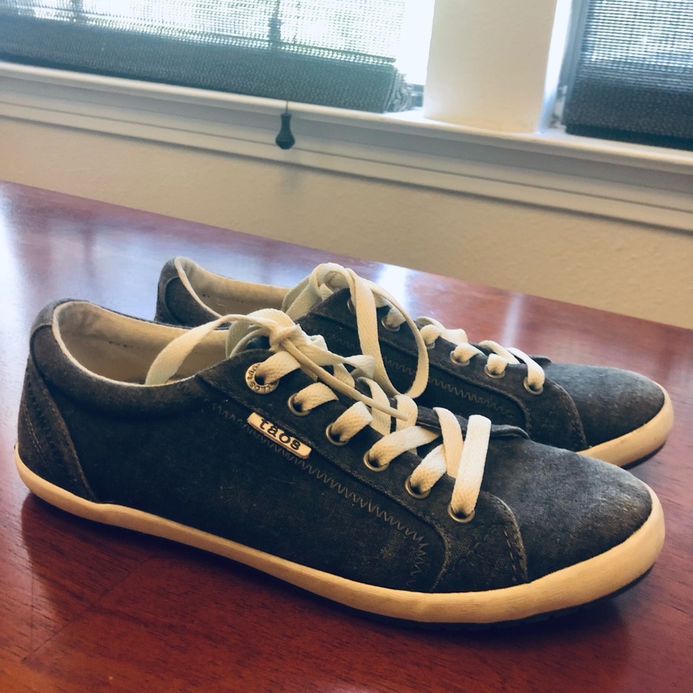 Tao’s Distressed Fashion Sneaker